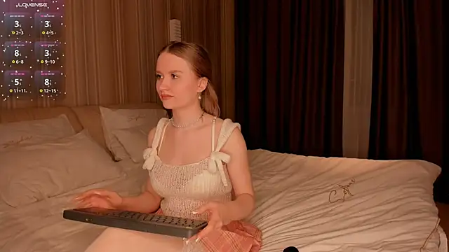 IsabellaTorrance online show from 02/11/25, 04:24