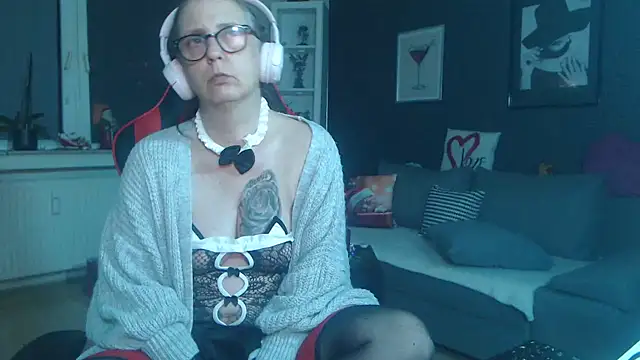 Snapshot of EiskalterEngel74 chatting on 12/07/24, 10:50 EiskalterEngel74 online show from 12/07/24, 10:50