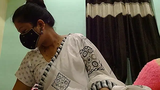 Snapshot of payal_sharma1 chatting on 05/13/26, 01:08 payal sharma1 online show from 05/13/26, 01:08