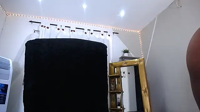 Hillary queen online show from 12/01/24, 04:29