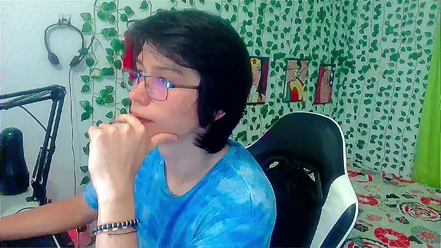 Snapshot of Andy_gray chatting on 04/19/26, 06:10 Andy gray online show from 04/19/26, 06:10