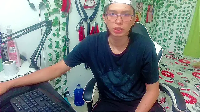 Snapshot of Andy_gray chatting on 05/14/26, 05:20 Andy gray online show from 05/14/26, 05:20