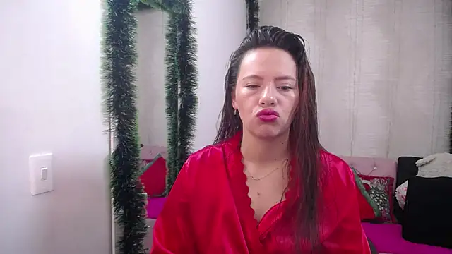 Snapshot of lauraguzman chatting on 01/02/25, 12:02 lauraguzman online show from 01/02/25, 12:02