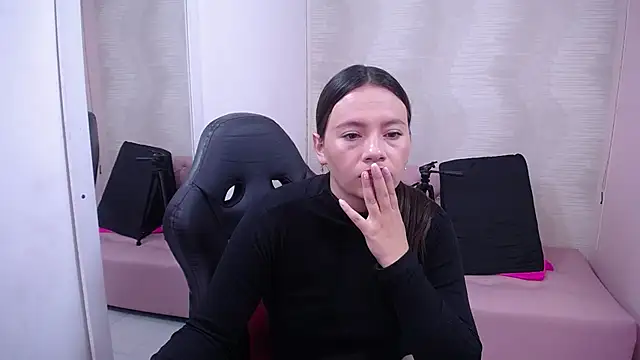 Snapshot of lauraguzman chatting on 02/10/25, 03:03 lauraguzman online show from 02/10/25, 03:03