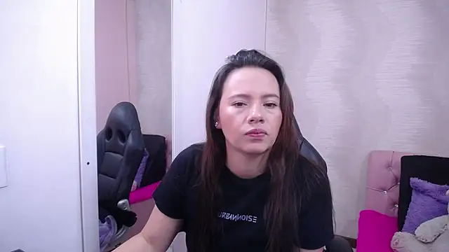 Snapshot of lauraguzman chatting on 03/17/25, 02:52 lauraguzman online show from 03/17/25, 02:52