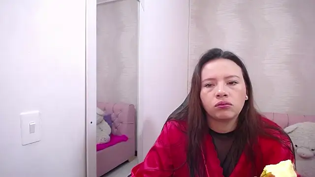 Snapshot of lauraguzman chatting on 03/20/25, 01:24 lauraguzman online show from 03/20/25, 01:24