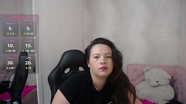 Snapshot of lauraguzman chatting on 09/24/25, 03:21 lauraguzman online show from 09/24/25, 03:21