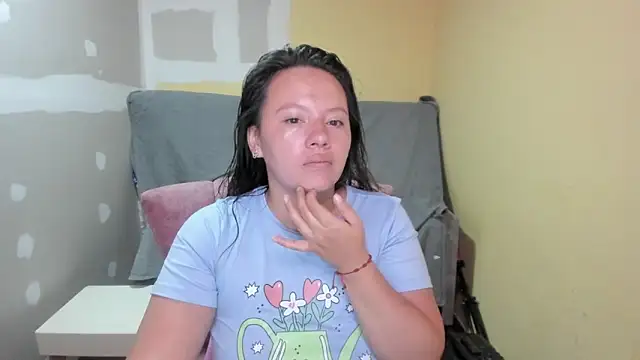 Snapshot of lauraguzman chatting on 05/15/26, 03:57 lauraguzman online show from 05/15/26, 03:57