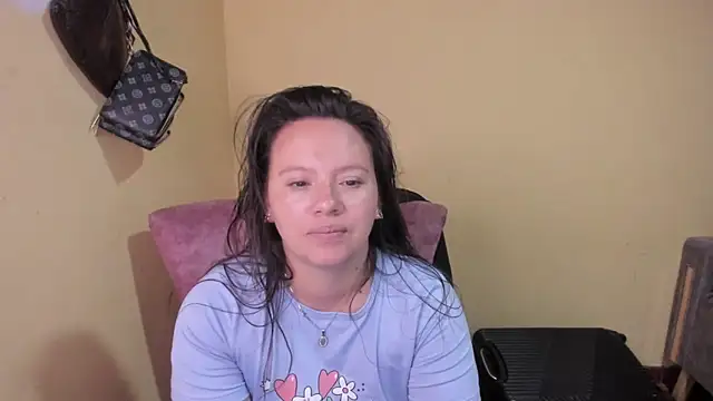 Snapshot of lauraguzman chatting on 05/30/26, 06:32 lauraguzman online show from 05/30/26, 06:32