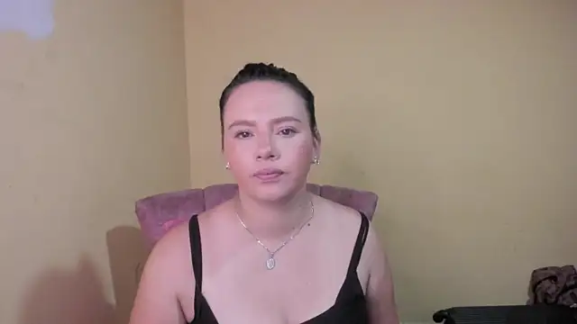 Snapshot of lauraguzman chatting on 06/03/26, 02:58 lauraguzman online show from 06/03/26, 02:58