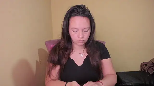 Snapshot of lauraguzman chatting on 06/17/26, 03:09 lauraguzman online show from 06/17/26, 03:09