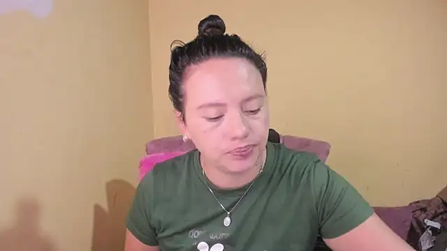 Snapshot of lauraguzman chatting on 06/26/26, 03:44 lauraguzman online show from 06/26/26, 03:44