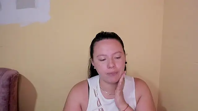 Snapshot of lauraguzman chatting on 07/29/26, 03:04 lauraguzman online show from 07/29/26, 03:04