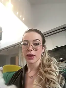 Snapshot of KylieJoyce chatting on 01/06/25, 07:42 KylieJoyce online show from 01/06/25, 07:42