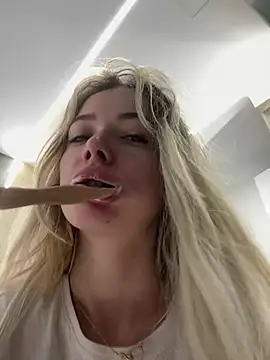 Snapshot of KylieJoyce chatting on 01/08/25, 02:14 KylieJoyce online show from 01/08/25, 02:14