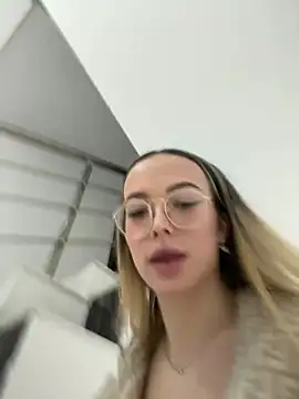 Snapshot of KylieJoyce chatting on 01/12/25, 05:03 KylieJoyce online show from 01/12/25, 05:03