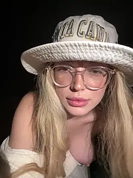 Snapshot of KylieJoyce chatting on 02/16/25, 06:43 KylieJoyce online show from 02/16/25, 06:43