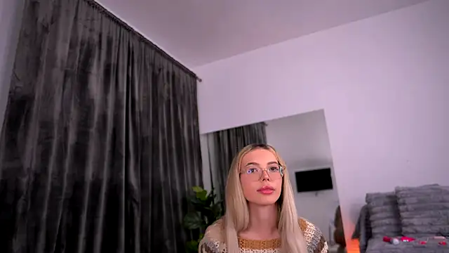 Snapshot of KylieJoyce chatting on 10/15/25, 08:09 KylieJoyce online show from 10/15/25, 08:09