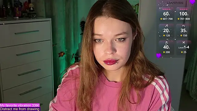 Snapshot of ValBae chatting on 10/13/25, 07:47 ValBae online show from 10/13/25, 07:47