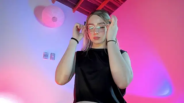 Snapshot of sweeet_peach chatting on 02/14/26, 05:04 sweeet peach online show from 02/14/26, 05:04