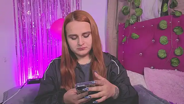 Snapshot of evy_orange1 chatting on 09/14/25, 02:33 evy orange1 online show from 09/14/25, 02:33