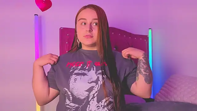 Snapshot of evy_orange1 chatting on 10/14/25, 01:39 evy orange1 online show from 10/14/25, 01:39