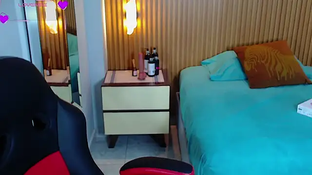 LUCYAMARS1 online show from 11/12/25, 12:49