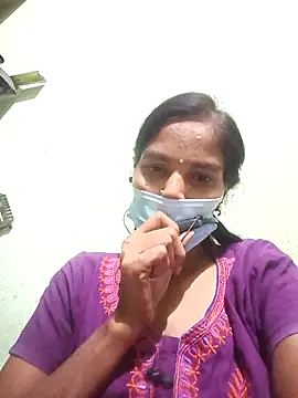 anusiya01 online show from 11/17/25, 04:57