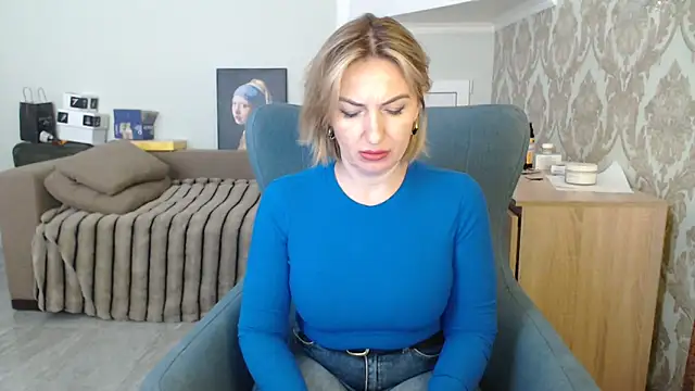 Snapshot of Mallinia chatting on 04/21/26, 11:49 Mallinia online show from 04/21/26, 11:49