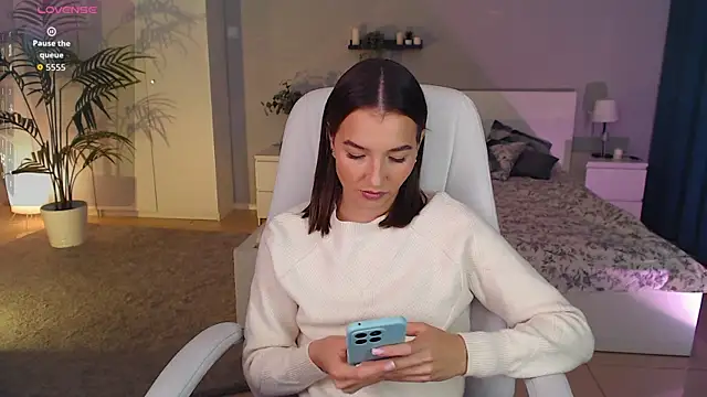 Bellla Haddid online show from 09/13/25, 12:32