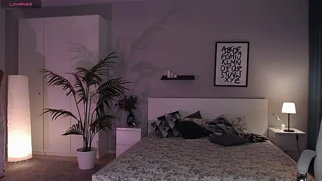 Bellla Haddid online show from 10/19/25, 01:06