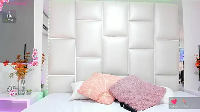 Snapshot of SaraDreamss chatting on 03/18/25, 08:37 SaraDreamss online show from 03/18/25, 08:37