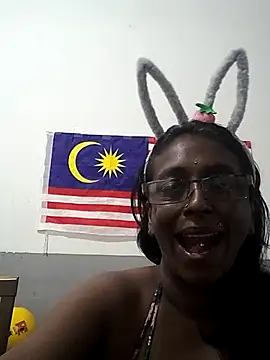 Snapshot of mamakarma1403 chatting on 09/19/25, 12:02 mamakarma1403 online show from 09/19/25, 12:02