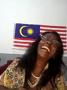Snapshot of mamakarma1403 chatting on 10/11/25, 03:32 mamakarma1403 online show from 10/11/25, 03:32