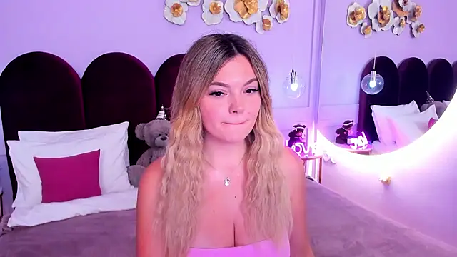 ZaraBloom online show from 11/28/25, 03:20