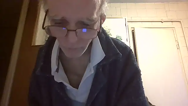 Snapshot of mariusica1@xh chatting on 04/27/26, 03:04 mariusica1xh online show from 04/27/26, 03:04