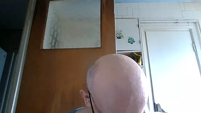 Snapshot of mariusica1@xh chatting on 06/08/26, 01:33 mariusica1xh online show from 06/08/26, 01:33