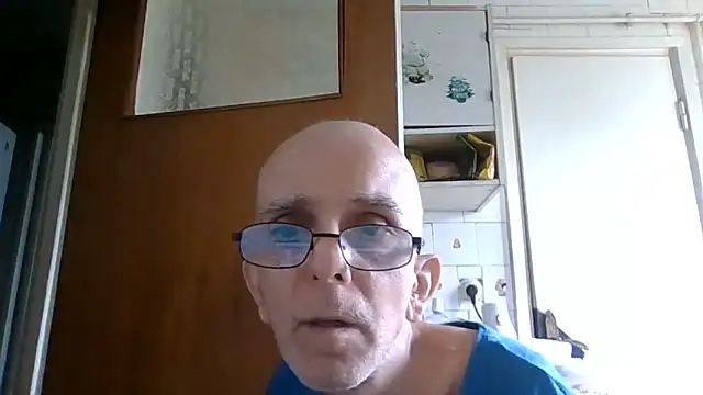 Snapshot of mariusica1@xh chatting on 06/10/26, 02:05 mariusica1xh online show from 06/10/26, 02:05
