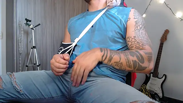 Snapshot of thomas_gun chatting on 12/12/24, 04:53 thomas gun online show from 12/12/24, 04:53