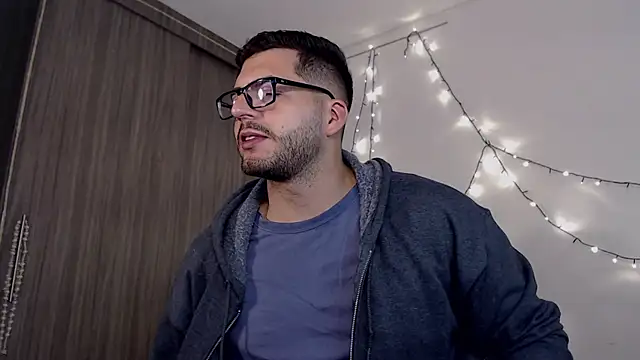 Snapshot of thomas_gun chatting on 01/07/25, 04:18 thomas gun online show from 01/07/25, 04:18