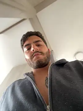 Snapshot of thomas_gun chatting on 10/26/25, 08:04 thomas gun online show from 10/26/25, 08:04