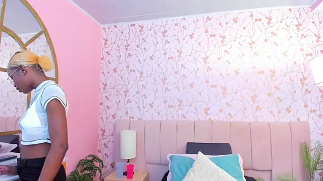 amber-hill online show from 11/18/25, 07:07