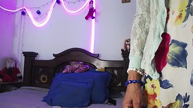 Snapshot of DominaLeona chatting on 12/19/24, 06:34 DominaLeona online show from 12/19/24, 06:34