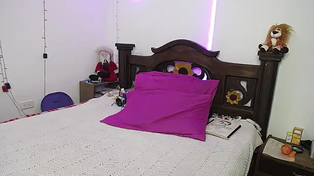 Snapshot of DominaLeona chatting on 01/24/25, 11:23 DominaLeona online show from 01/24/25, 11:23