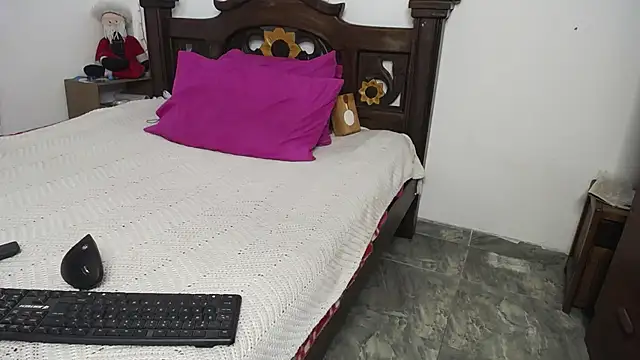 Snapshot of DominaLeona chatting on 01/25/25, 07:39 DominaLeona online show from 01/25/25, 07:39