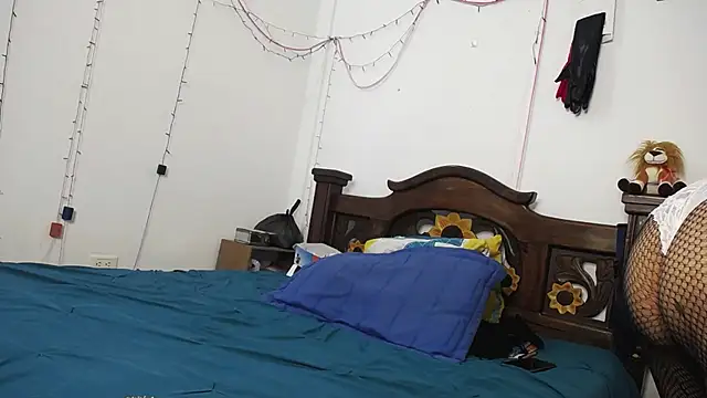 Snapshot of DominaLeona chatting on 02/17/25, 09:41 DominaLeona online show from 02/17/25, 09:41