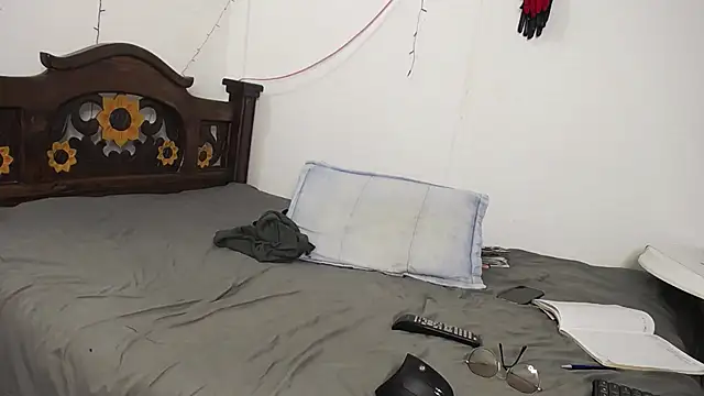 Snapshot of DominaLeona chatting on 03/05/25, 11:27 DominaLeona online show from 03/05/25, 11:27