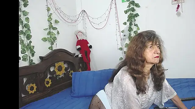 Snapshot of DominaLeona chatting on 11/19/25, 07:58 DominaLeona online show from 11/19/25, 07:58