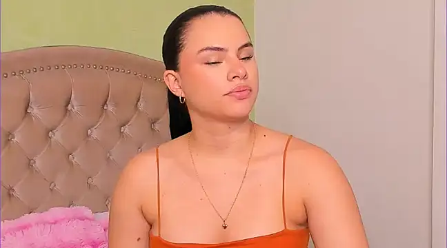 Snapshot of Luciluu20 chatting on 02/21/25, 10:15 Luciluu20 online show from 02/21/25, 10:15