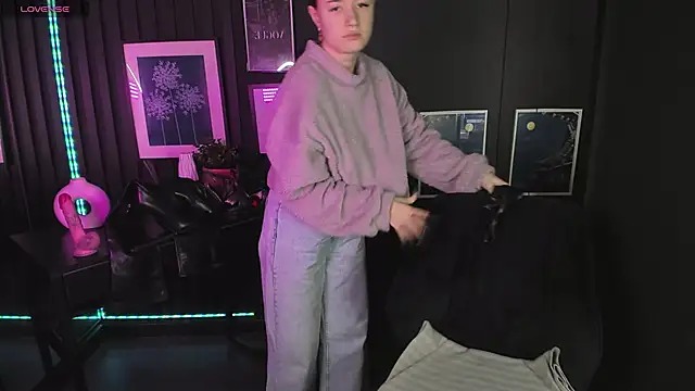 Snapshot of Lily_Moonlight chatting on 12/21/24, 07:03 Lily Moonlight online show from 12/21/24, 07:03